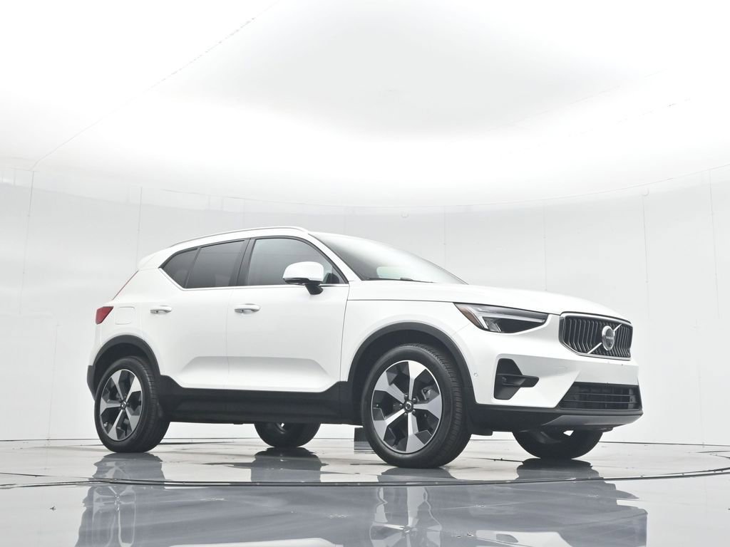 Used 2025 Volvo XC40 B5 Plus image 3