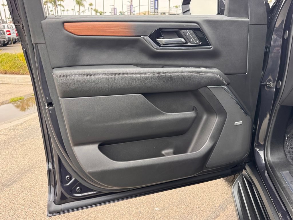 Used 2025 GMC Yukon Denali AWD/4WD image 16