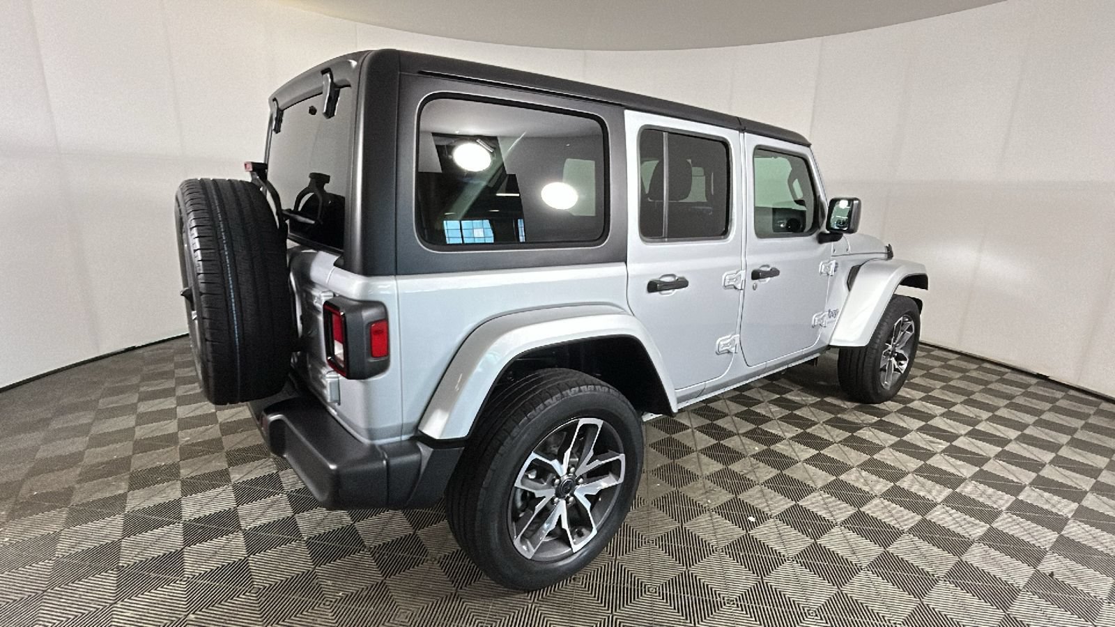 Used 2024 Jeep Wrangler Unlimited w/ Convenience Group AWD/4WD video 3