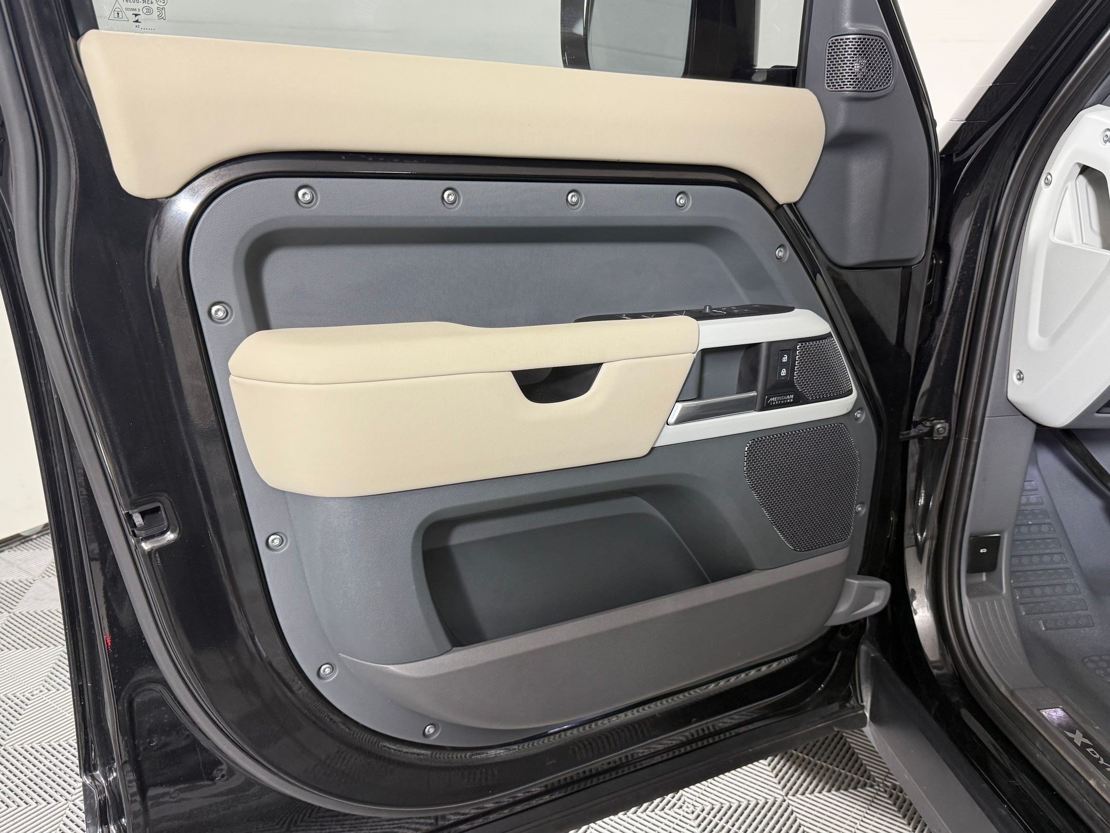 Used 2024 Land Rover Defender 110 X-Dynamic SE AWD/4WD image 13