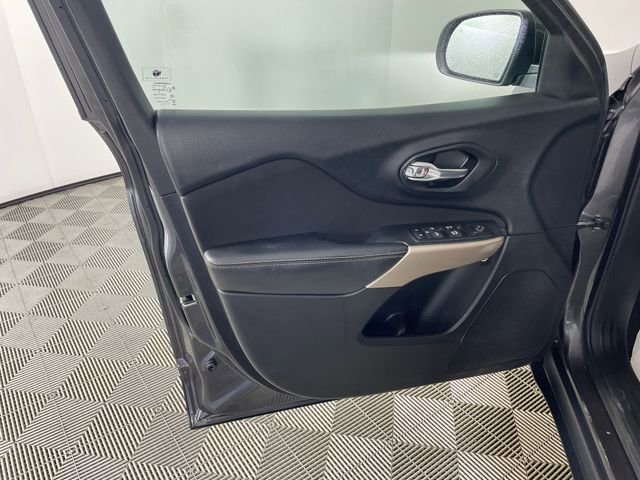 Used 2017 Jeep Cherokee Latitude w/ Comfort/Convenience Group image 18