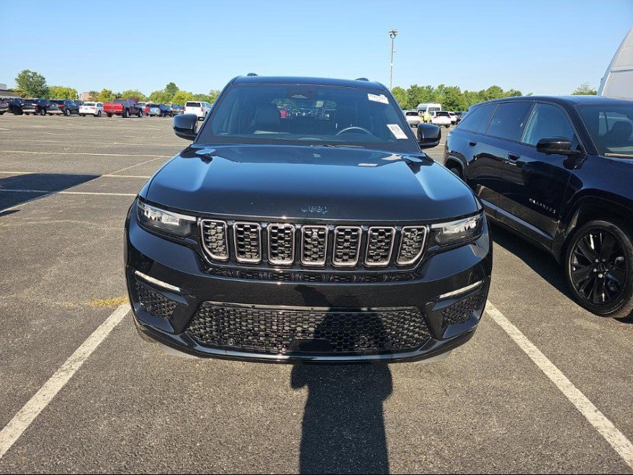 Used 2023 Jeep Grand Cherokee Summit w/ High Altitude Package AWD/4WD image 3