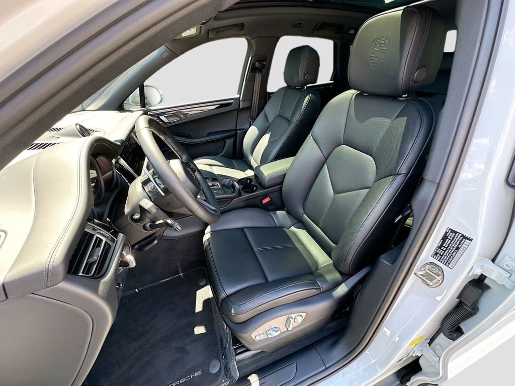 Certified 2026 Porsche Macan AWD/4WD image 5