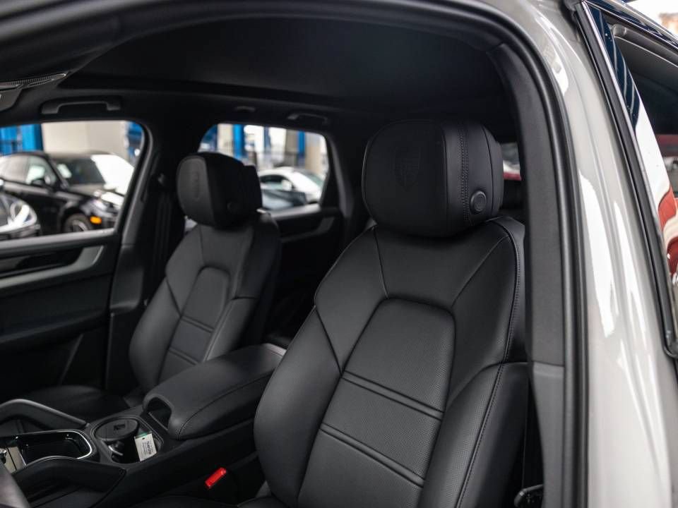 Certified 2026 Porsche Cayenne AWD/4WD image 5