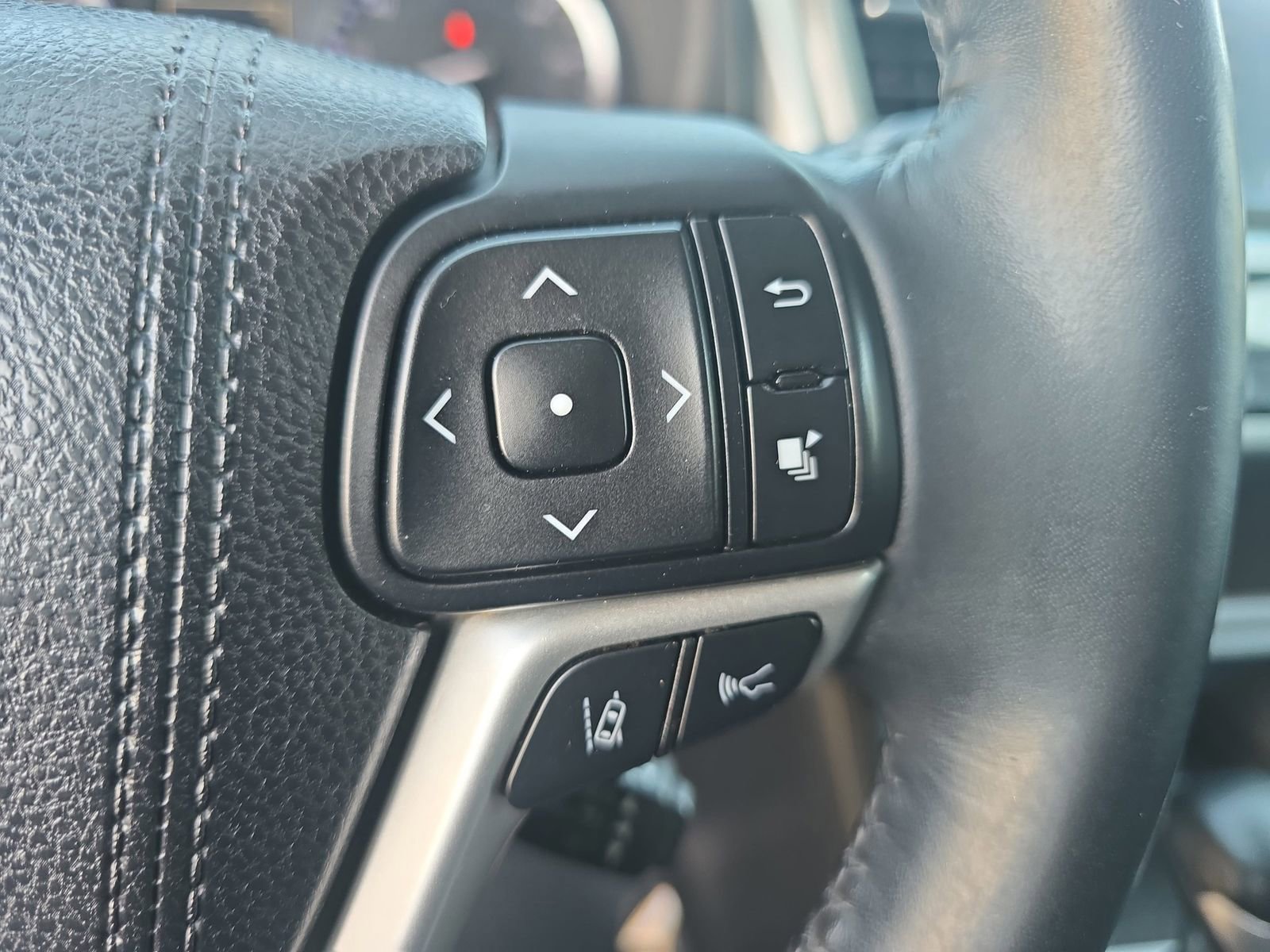 Used 2018 Toyota Highlander XLE image 24