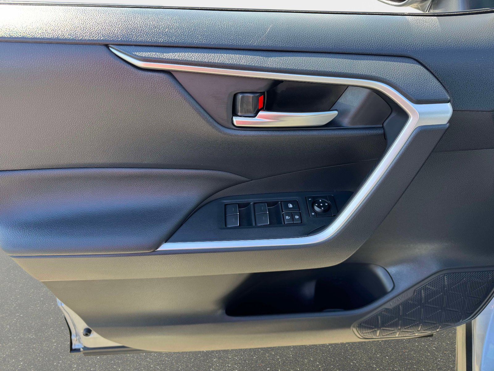 Used 2024 Toyota RAV4 SE w/ Weather & Moonroof Package image 14