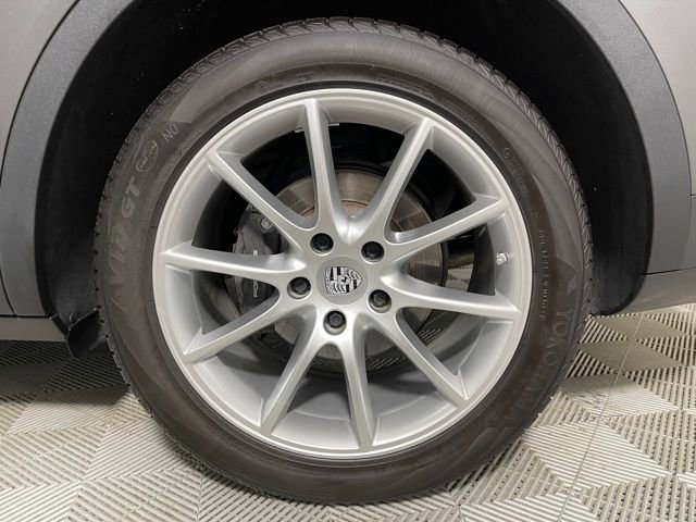 Used 2023 Porsche Cayenne w/ Premium Package image 17