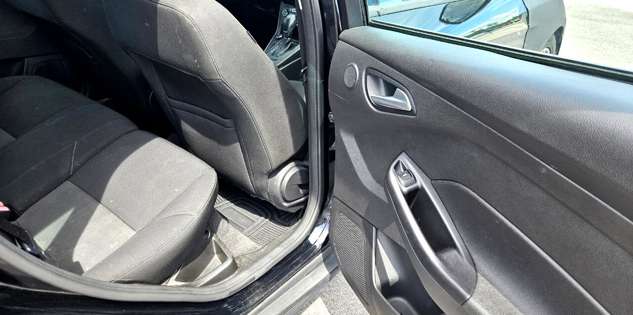 Used 2017 Ford Focus SEL w/ Cold Weather Package image 11