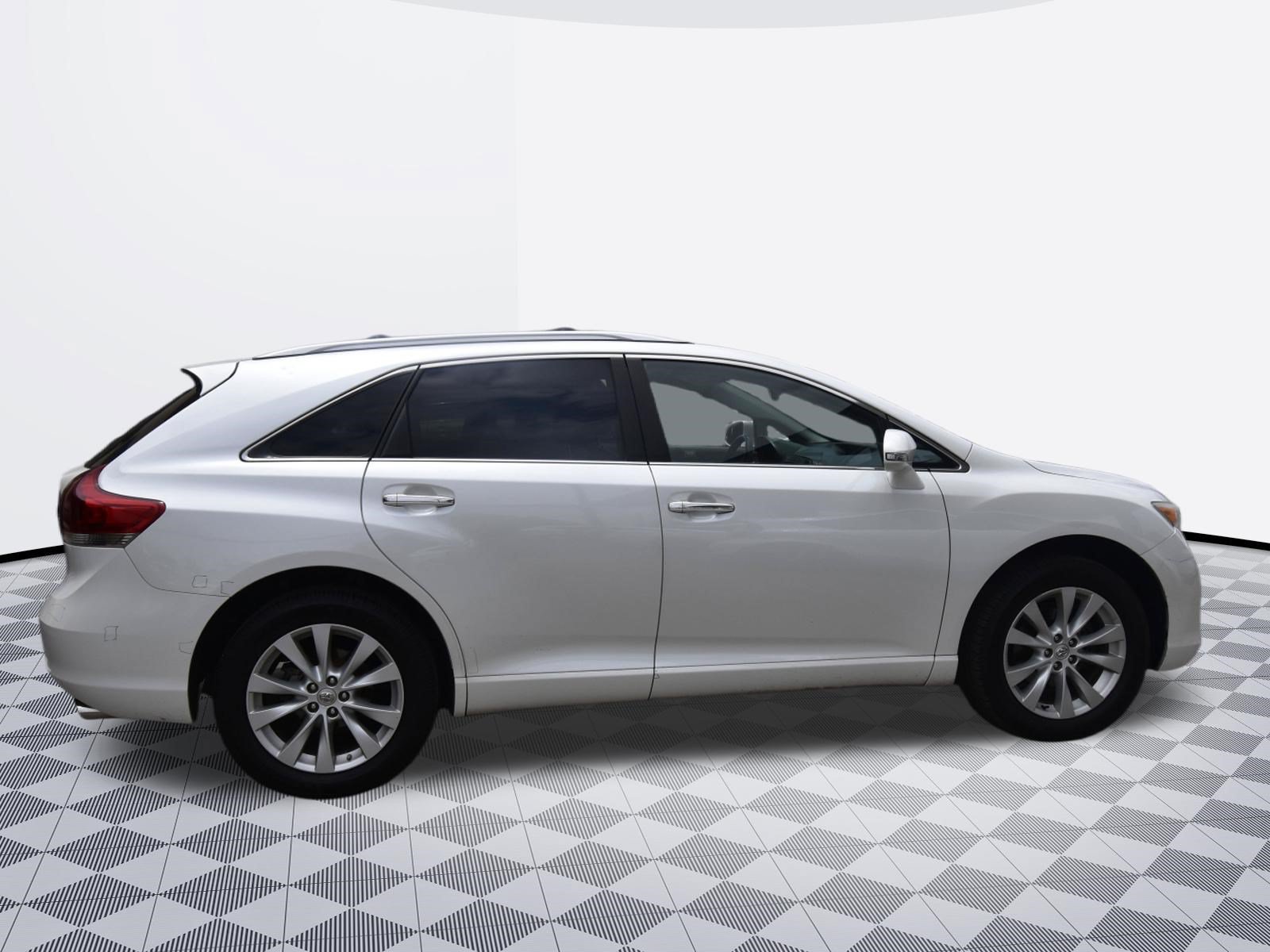 Used 2013 Toyota Venza XLE FWD image 2