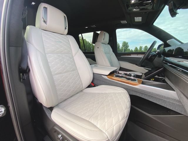 Used 2025 Cadillac Escalade ESV Sport Platinum w/ LPO, ONYX Package AWD/4WD image 28
