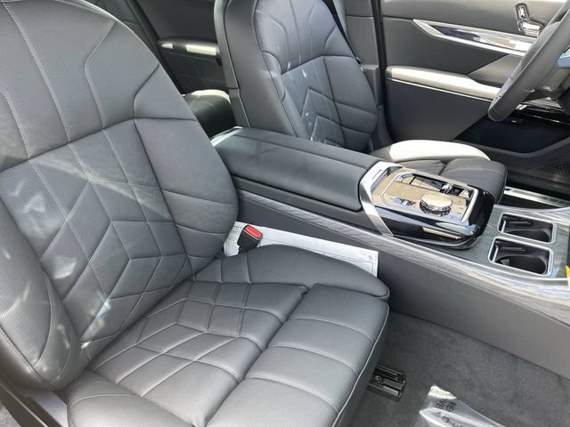 Used 2025 BMW i7 xDrive60 AWD/4WD image 11