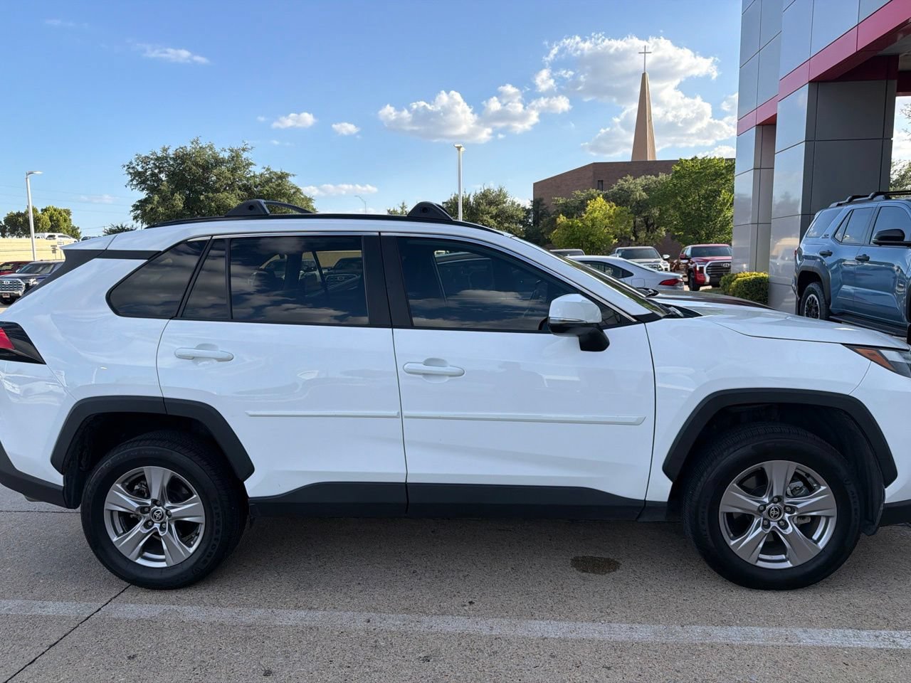 Used 2022 Toyota RAV4 XLE w/ Convenience Package FWD image 3