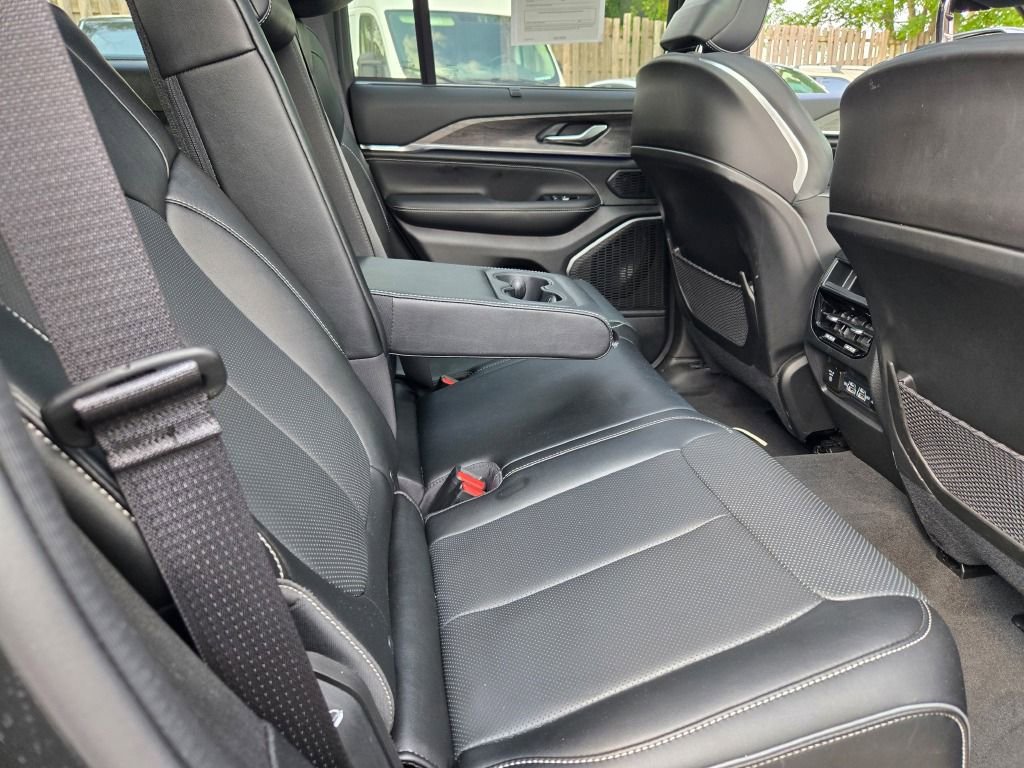 Certified 2024 Jeep Grand Cherokee Overland w/ Luxury Tech Group IV image 9