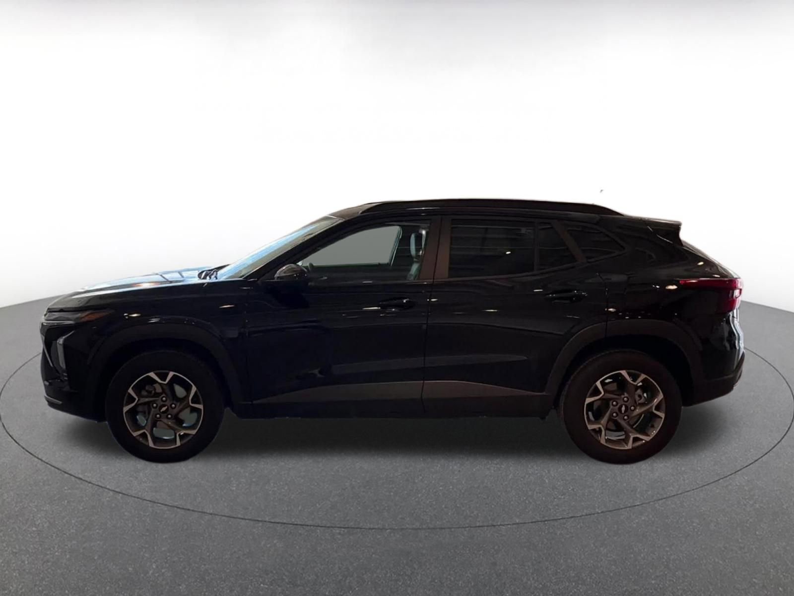 Used 2025 Chevrolet Trax LT w/ LT Convenience Package FWD image 9