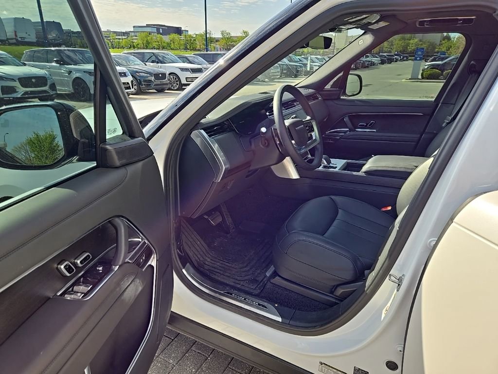 Used 2025 Land Rover Range Rover Long Wheelbase SE AWD/4WD image 16