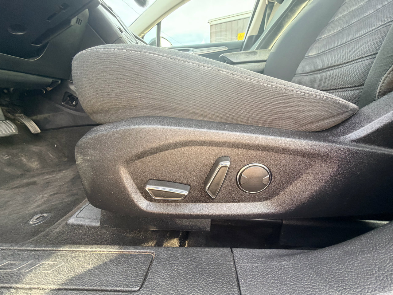Used 2019 Ford Fusion SE image 24