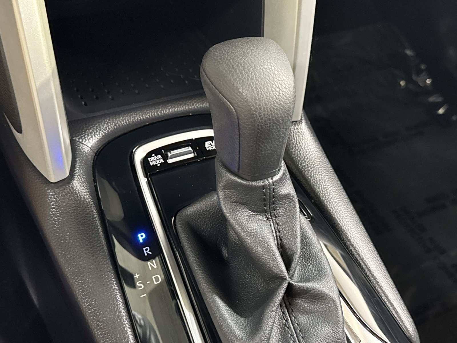 Used 2024 Toyota Corolla Cross AWD Hybrid image 34