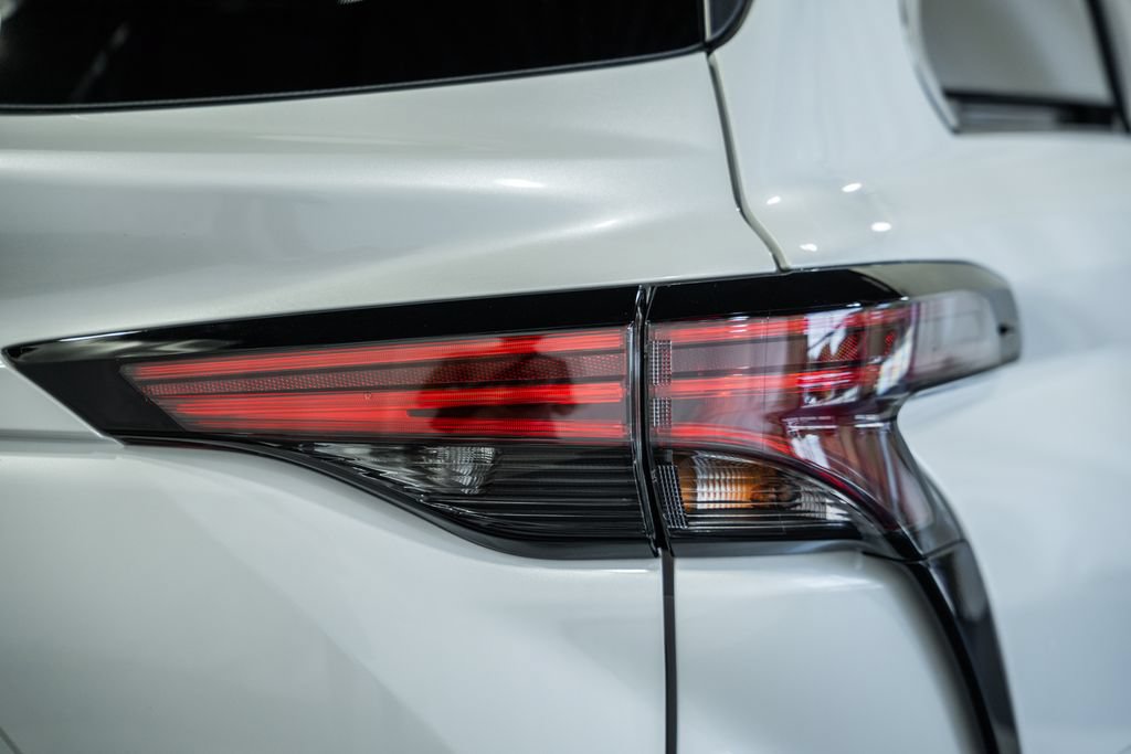 Used 2026 Toyota Sienna Limited AWD/4WD image 6