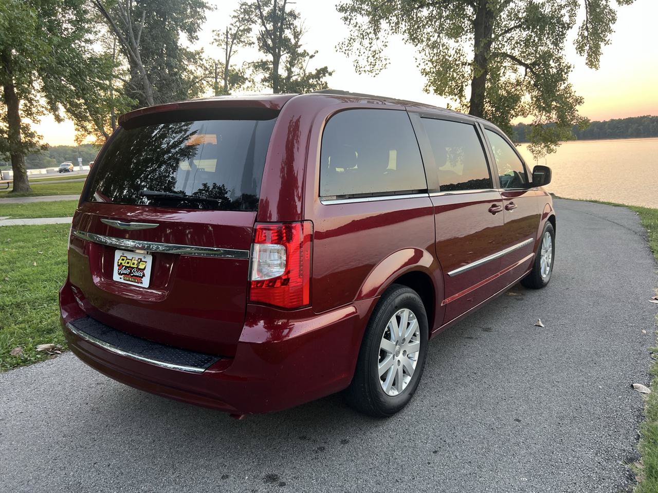 Used 2013 Chrysler Town & Country Touring FWD image 8