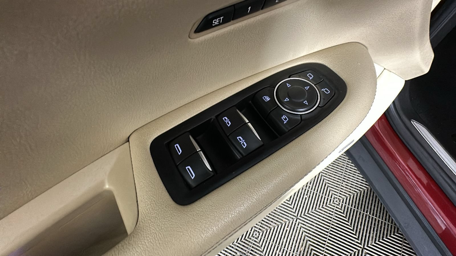 Used 2018 Cadillac XT5 Luxury w/ Driver Awareness Package AWD/4WD image 13
