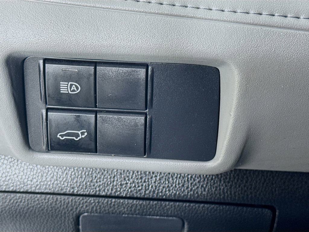 Used 2020 Toyota Highlander XLE FWD image 11