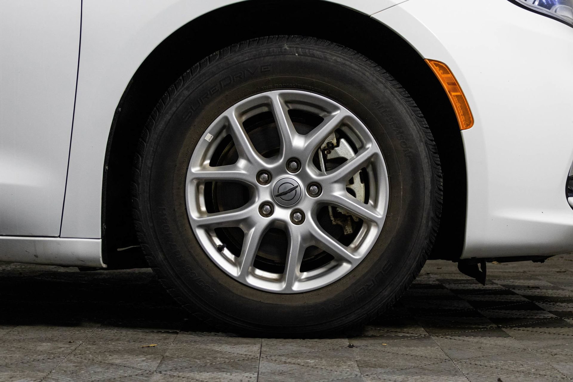 Used 2023 Chrysler Pacifica Touring-L image 37
