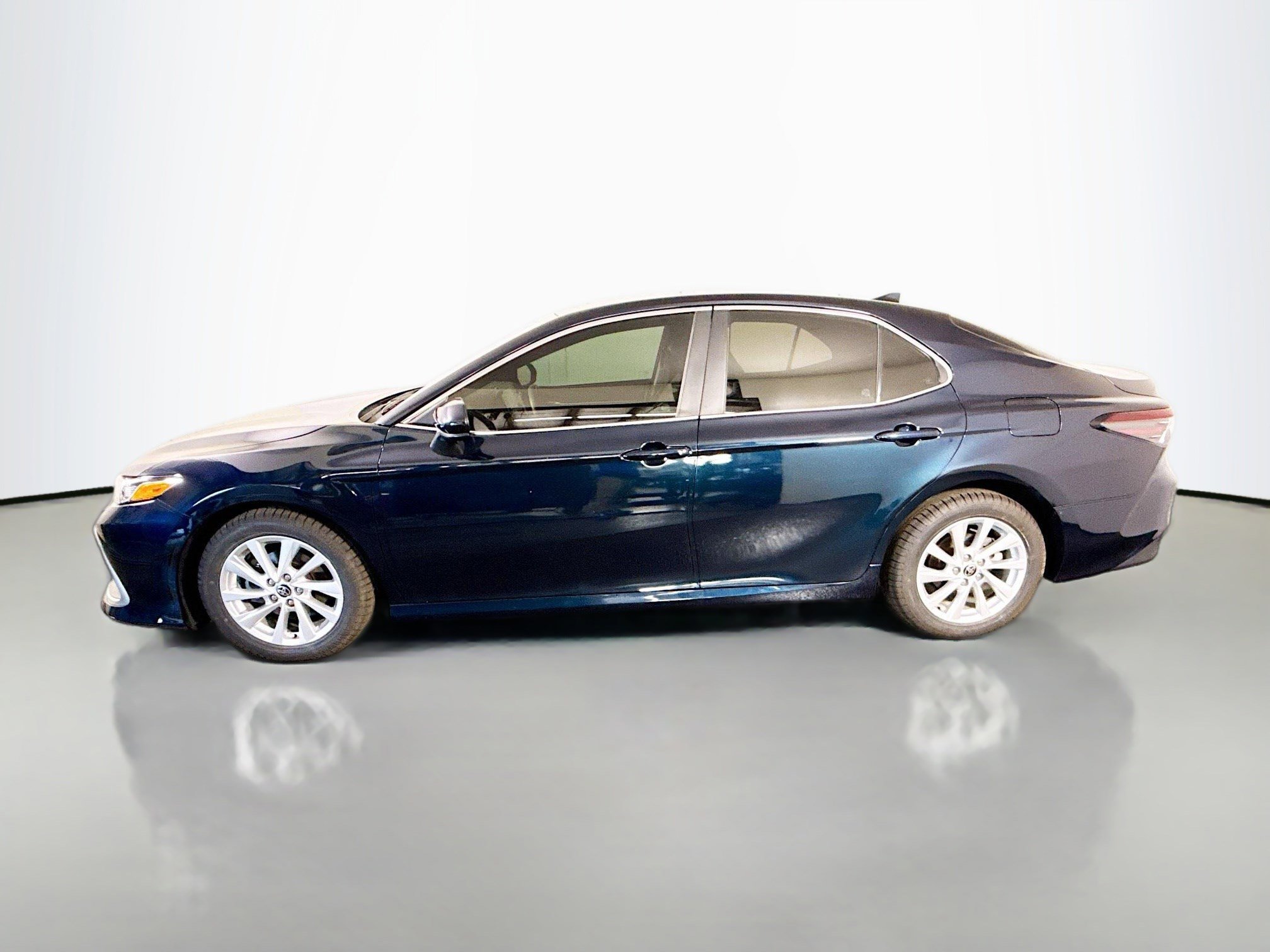Used 2021 Toyota Camry LE image 6