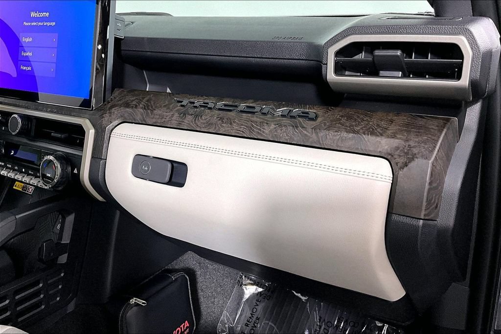 Used 2025 Toyota Tacoma Limited AWD/4WD image 16