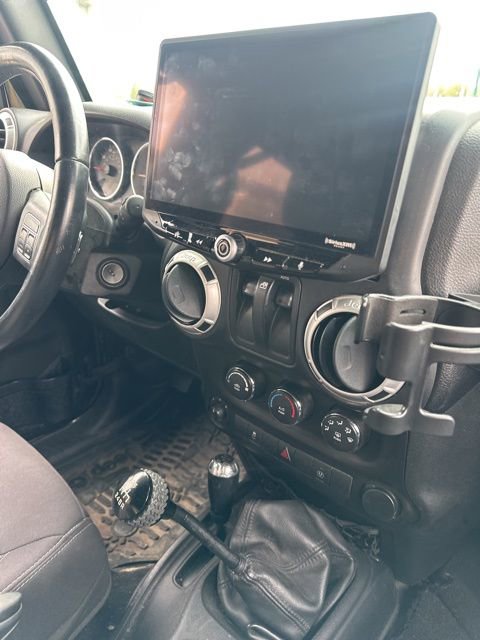 Used 2016 Jeep Wrangler Rubicon w/ Power Convenience Group image 22