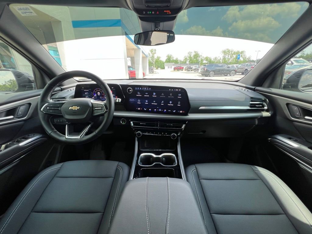 Used 2025 Chevrolet Traverse LT w/ Driver Confidence Package FWD image 2