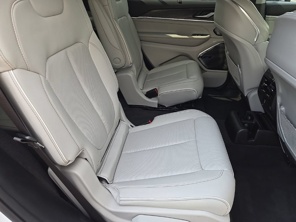 Used 2021 Jeep Grand Cherokee L Overland w/ Luxury Tech Group IV AWD/4WD image 37
