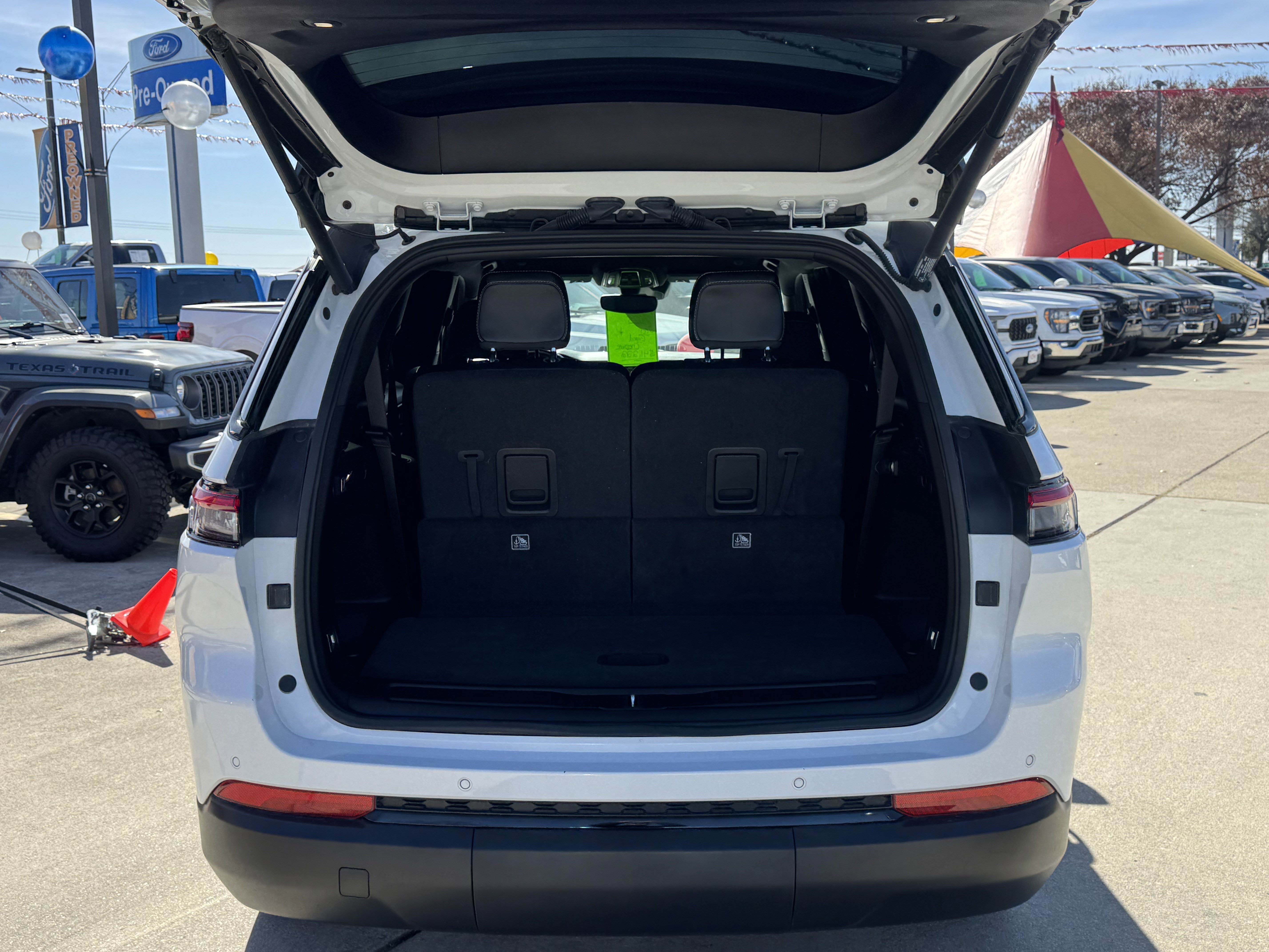 Used 2025 Jeep Grand Cherokee L Laredo image 9