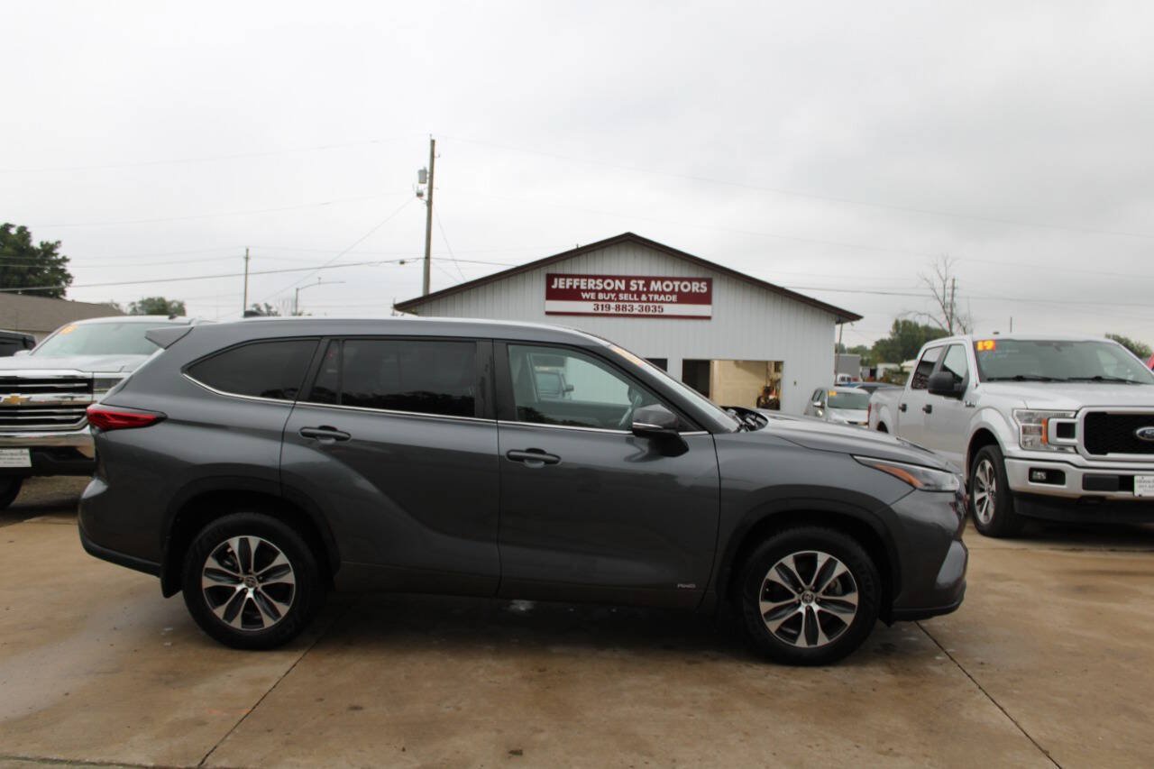 Used 2023 Toyota Highlander XLE AWD/4WD image 1