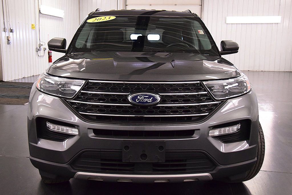 Used 2023 Ford Explorer XLT w/ Equipment Group 202A image 2