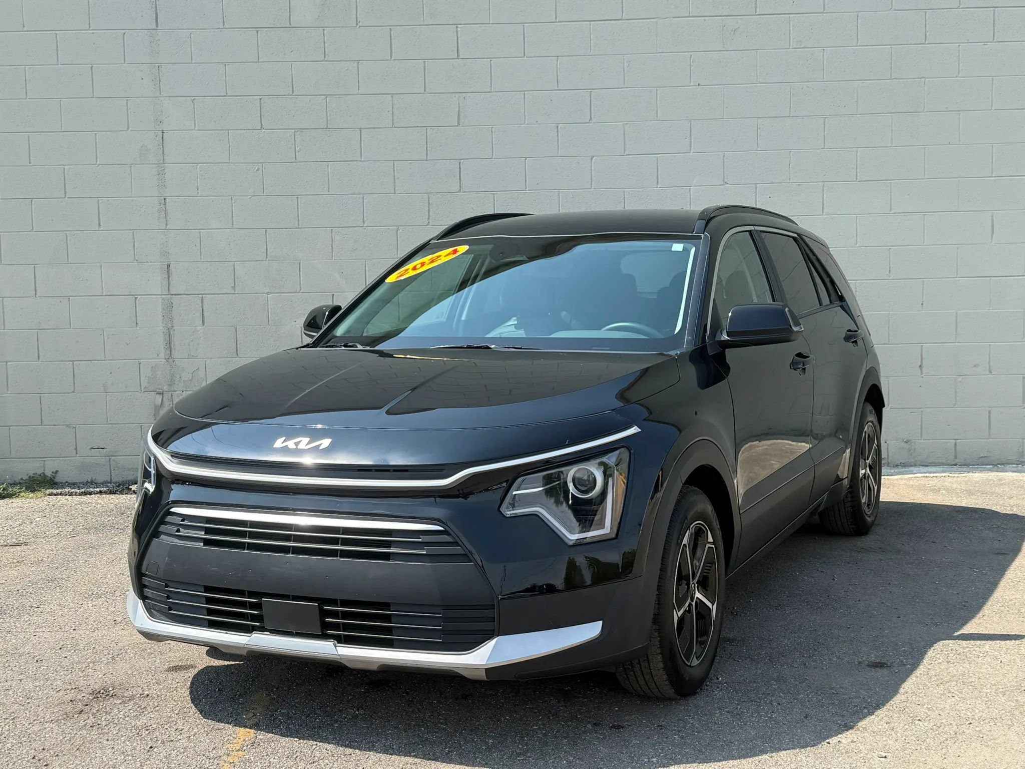 Used 2024 Kia Niro EX FWD image 1