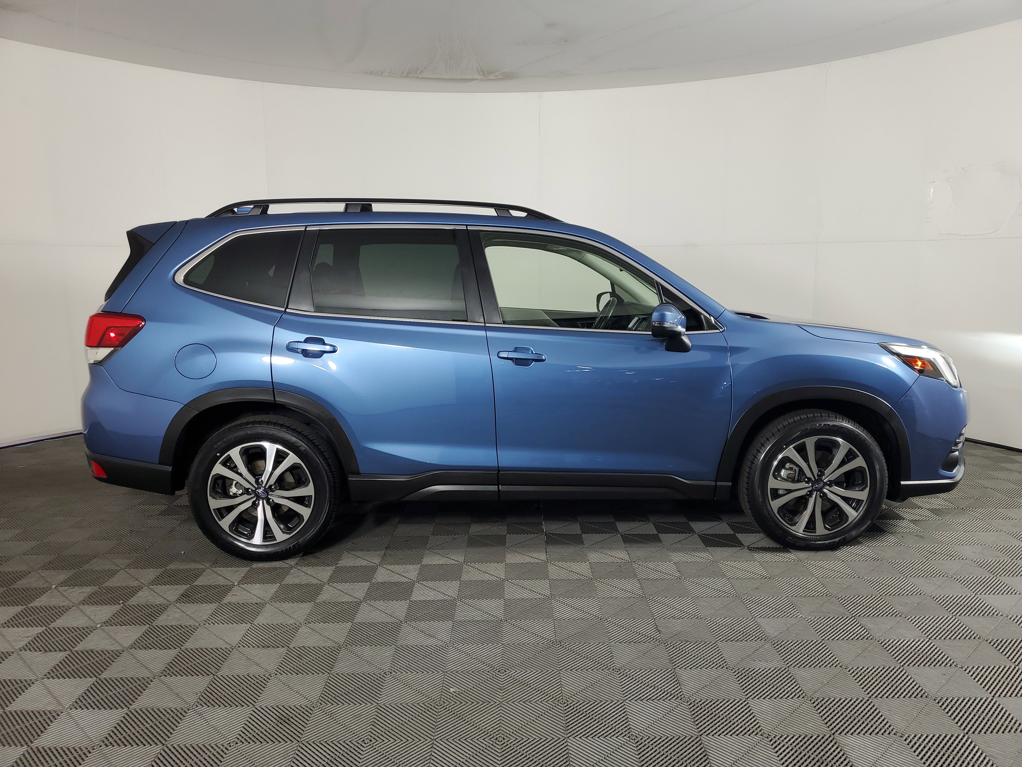 Used 2022 Subaru Forester Limited AWD/4WD image 3