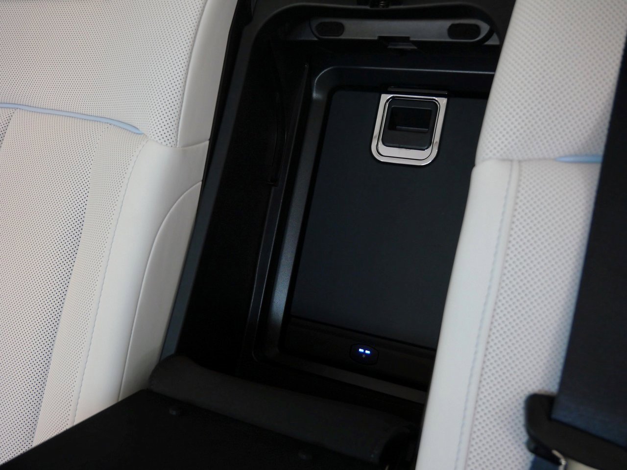 New 2025 Rolls-Royce Phantom Sedan w/ Leather Finishing Pack image 35