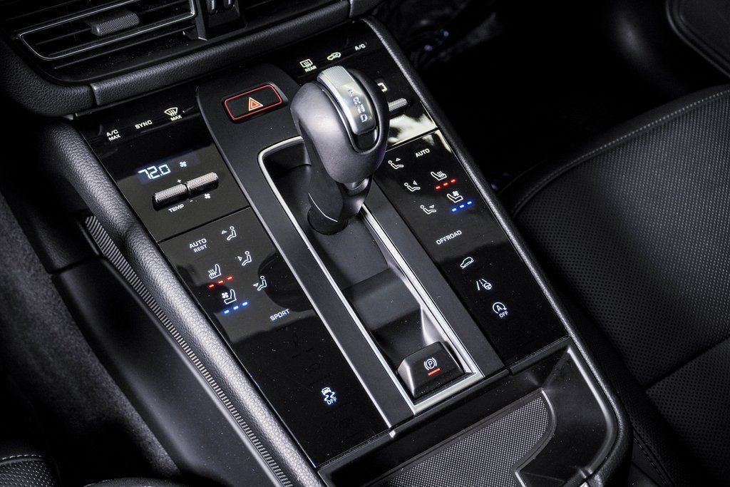 Certified 2025 Porsche Macan AWD/4WD image 21