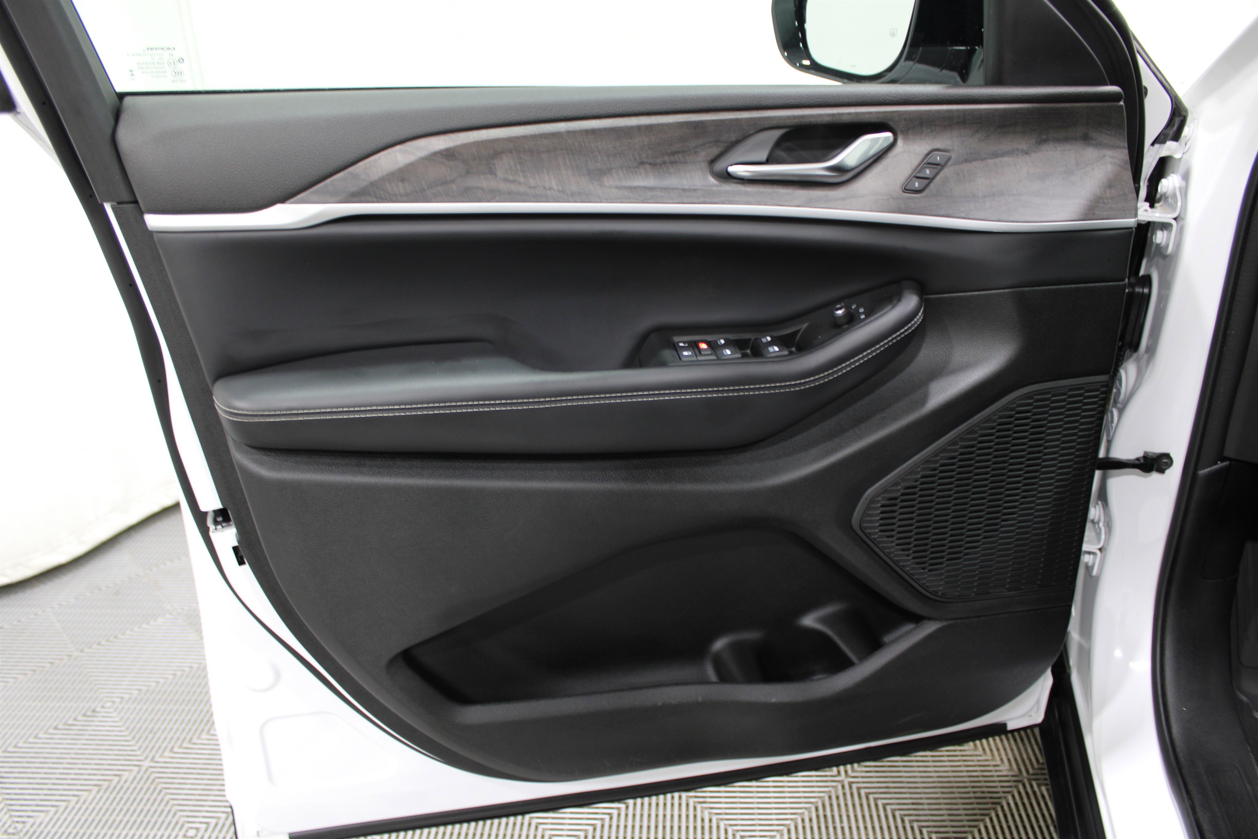 Used 2024 Jeep Grand Cherokee Limited image 6