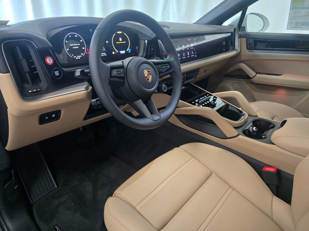 New 2025 Porsche Cayenne E-Hybrid Coupe image 4