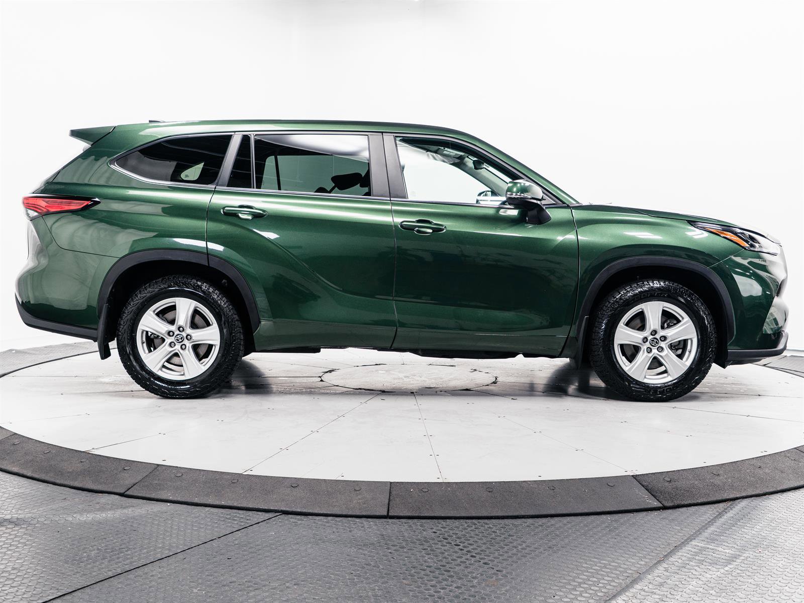 Used 2023 Toyota Highlander L image 13