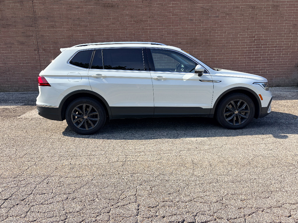 Used 2022 Volkswagen Tiguan SE w/ Panoramic Sunroof Package FWD image 6