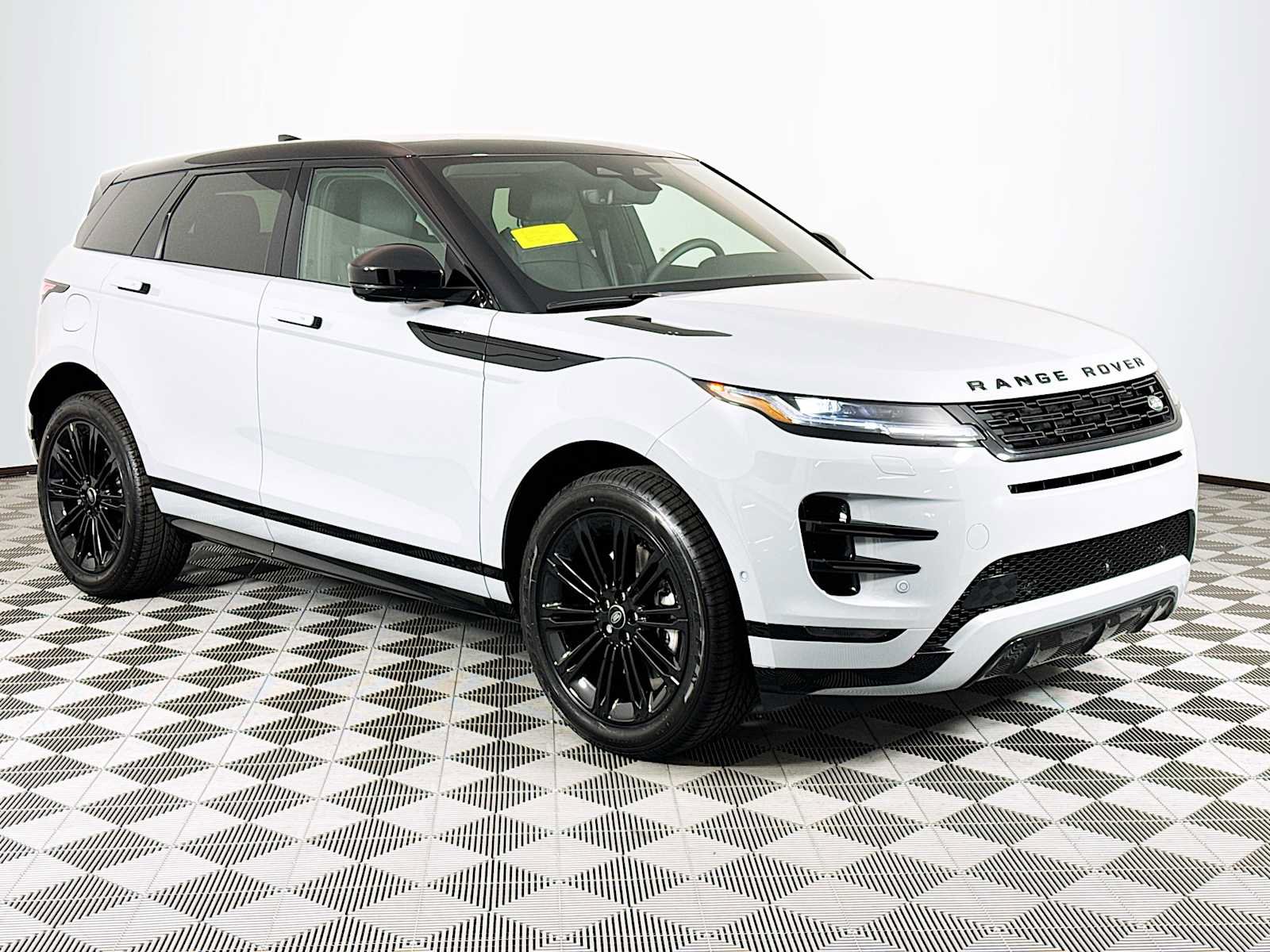 New 2024 Land Rover Range Rover Evoque Dynamic SE image 3