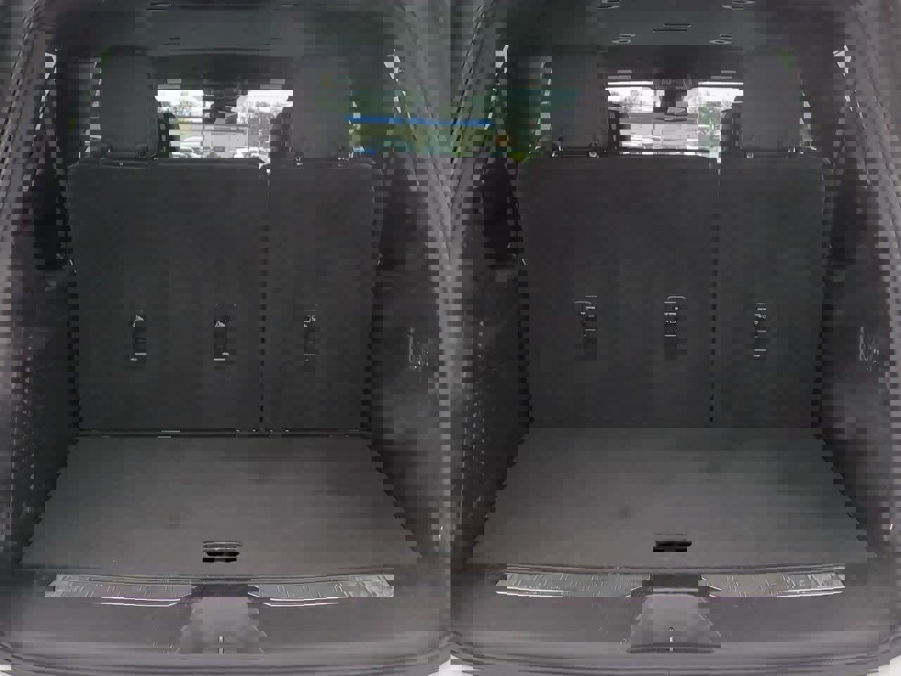 Used 2023 Chevrolet Suburban Premier image 33