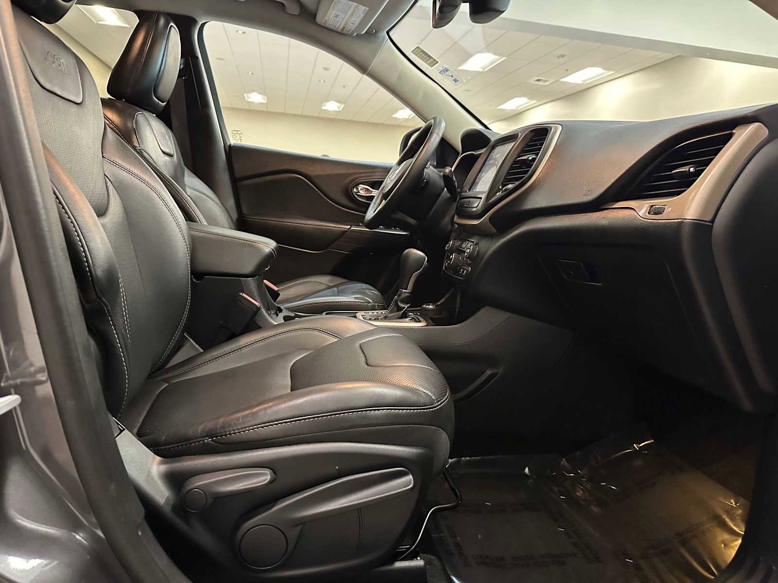 Used 2015 Jeep Cherokee Limited w/ Luxury Group image 45