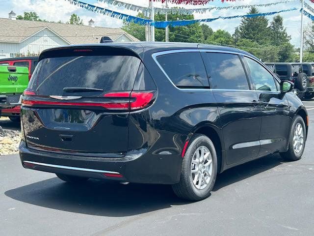 New 2025 Chrysler Pacifica Select image 13