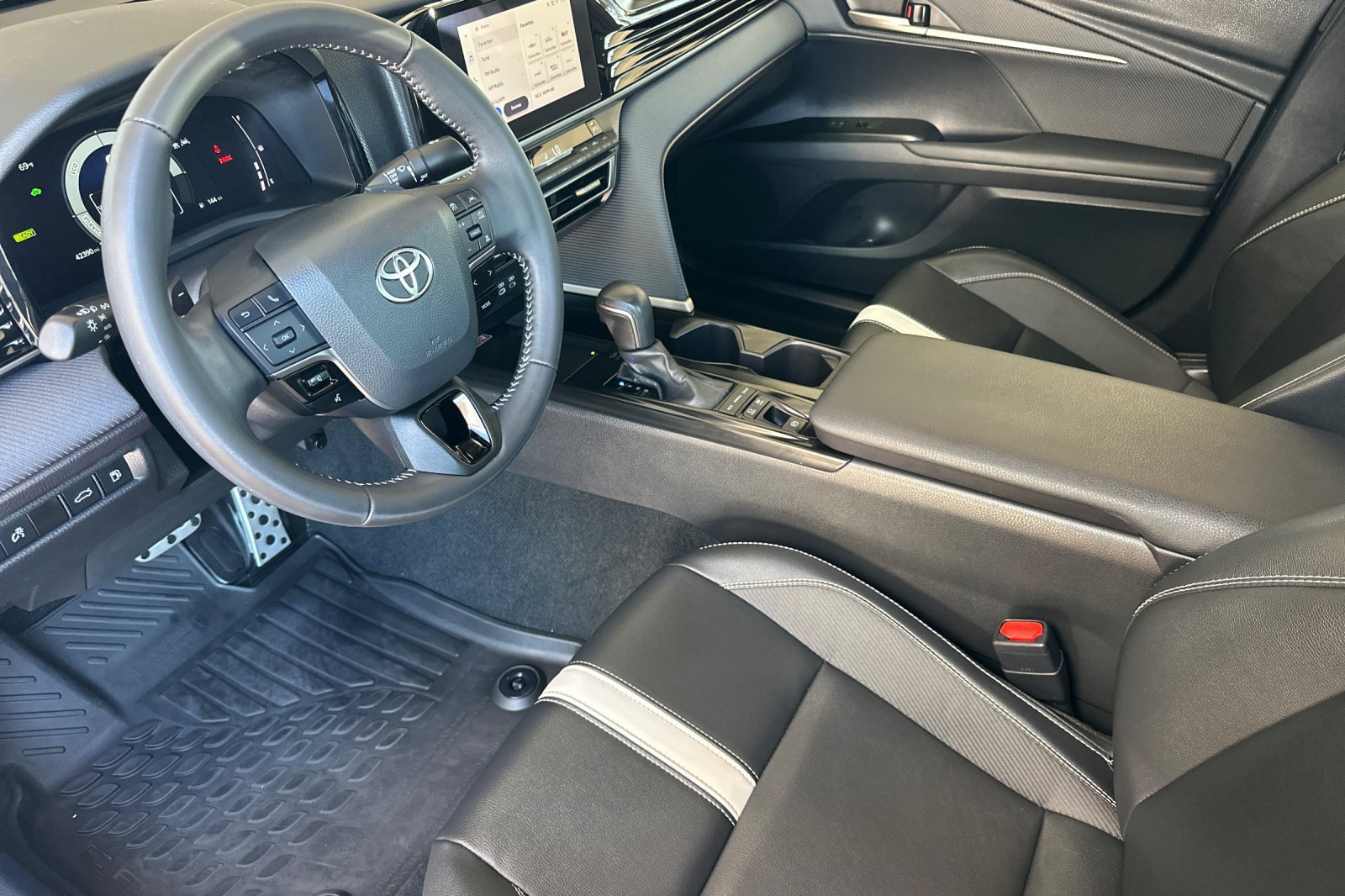 Used 2025 Toyota Camry SE FWD image 7
