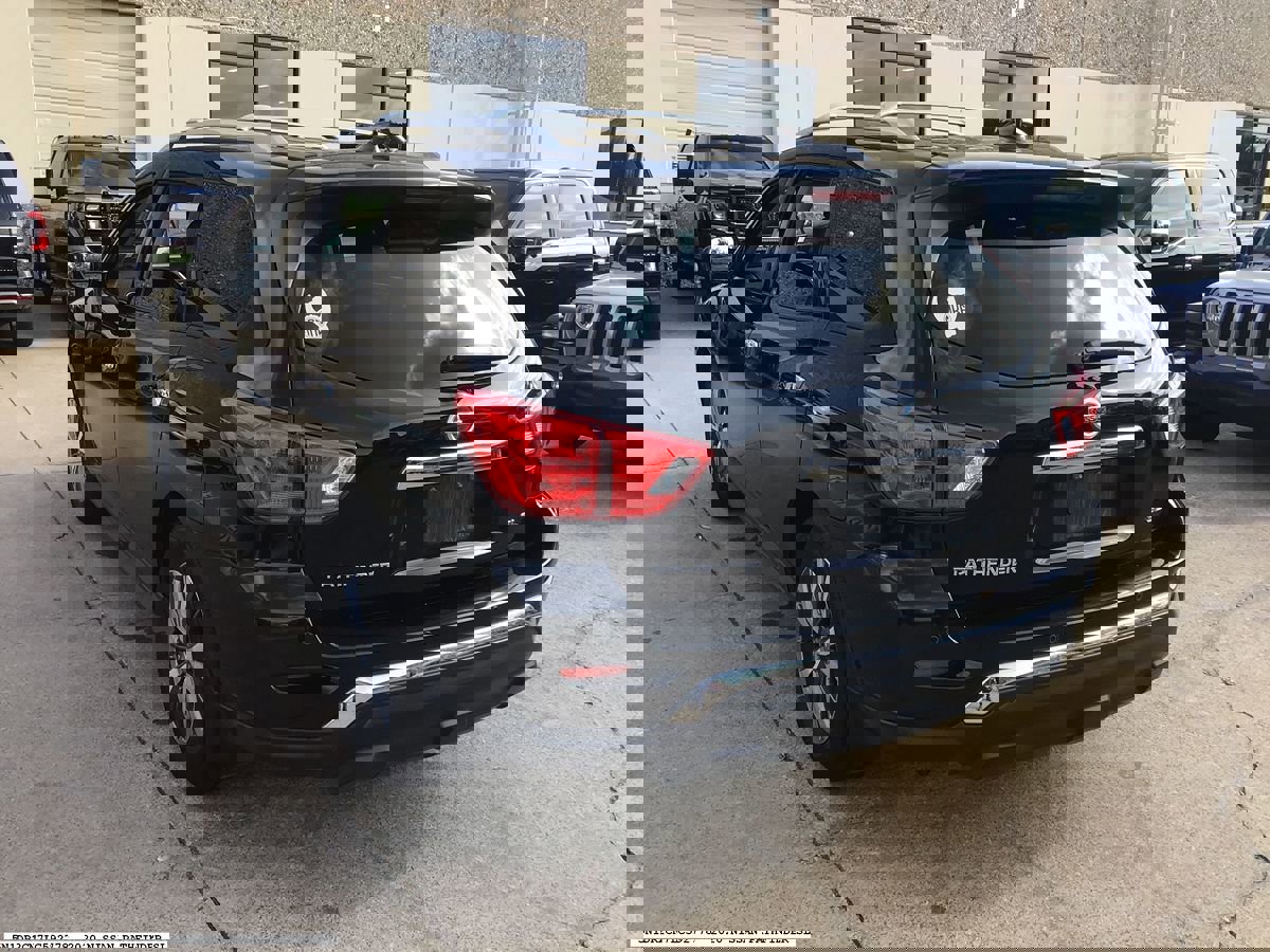 Used 2020 Nissan Pathfinder SL image 4