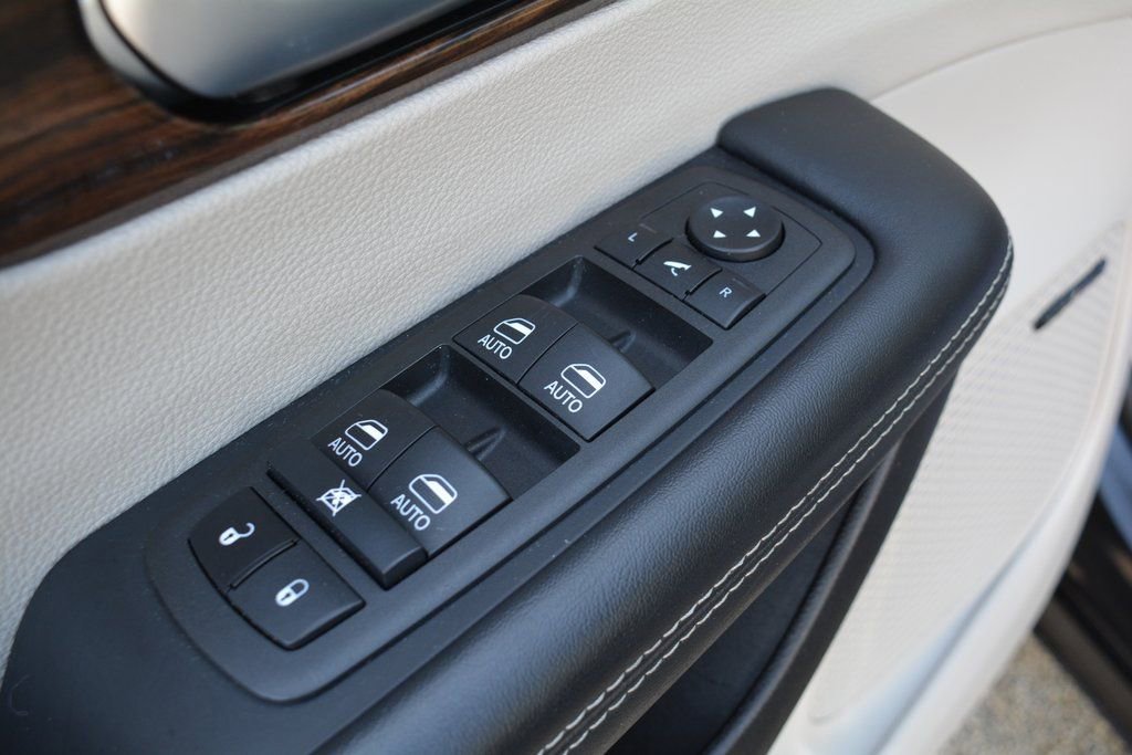 Used 2022 Chrysler Pacifica Limited image 8