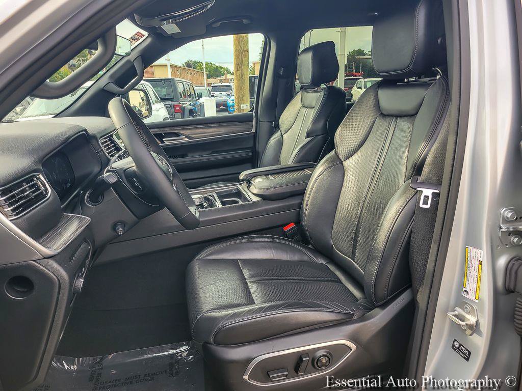 Certified 2024 Jeep Wagoneer L Series II w/ Flexible Seating Group RWD image 17